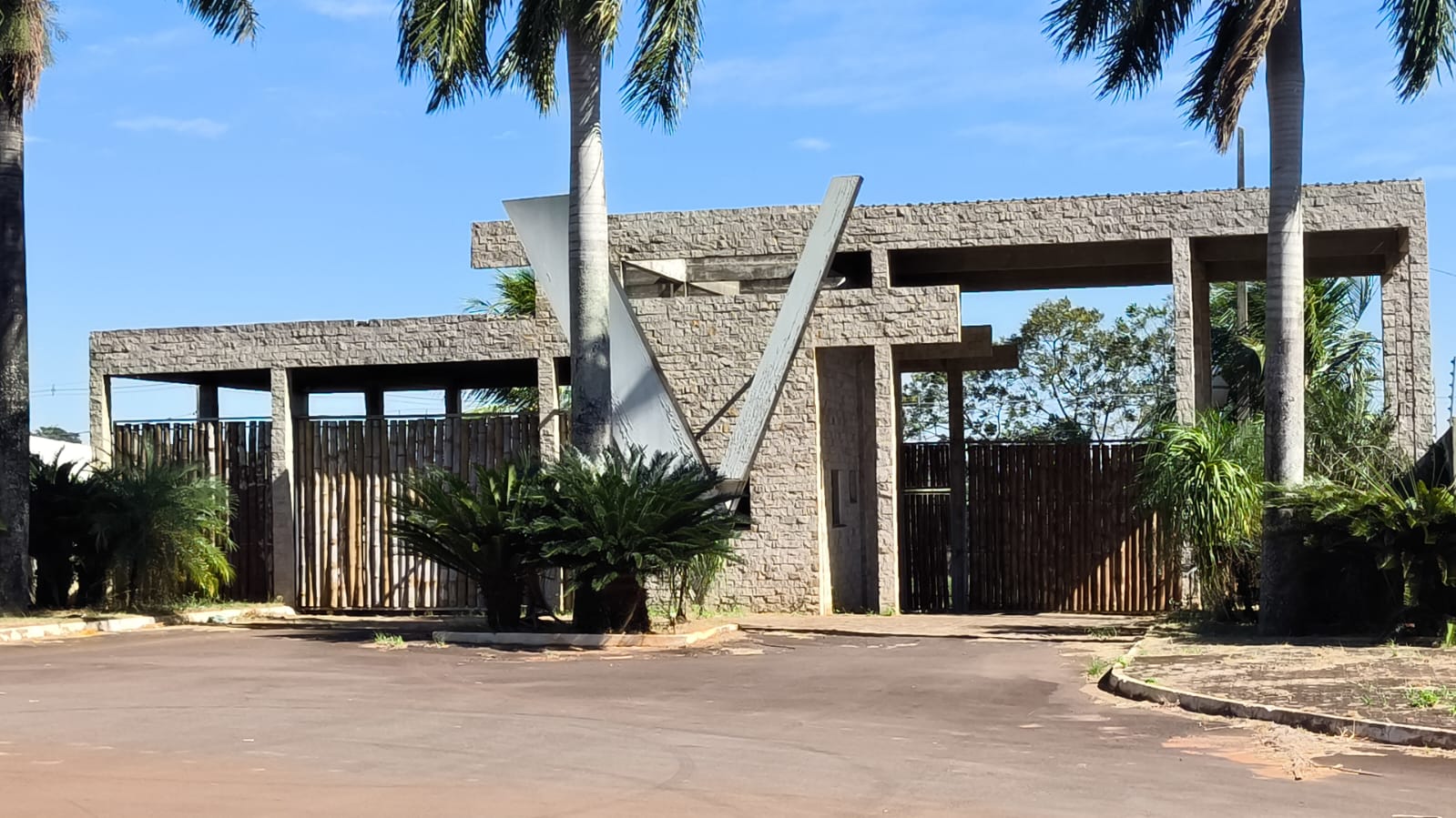 DESCRICAO TRG: LOTE - LOTEAMENTO PARQUE RESIDENCIAL VIVA.RUA SAO PAULO, No137, LOTE 02 DA QUDRA 05, PEROLA/PR.AREA TERRENO: 597,50M2.MATRICULA: 12.312 DO SRI DE PEROLA/PR.CONTRIBUINTE: 6860000 - PREFEITURA DE PEROLA/PR...COMPLEMENTO TRG: * DESOCUPADO. * OS DEBITOS DE IPTU SERAO QUITADOS PELO VENDEDOR ATE A DATA DA VENDA. — foto principal